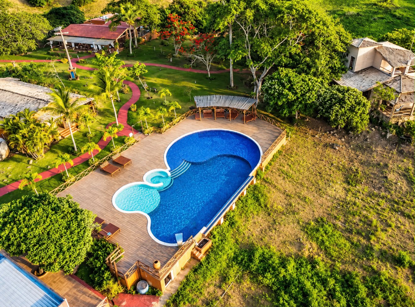 Vista aérea da piscina e dos jardins do resort