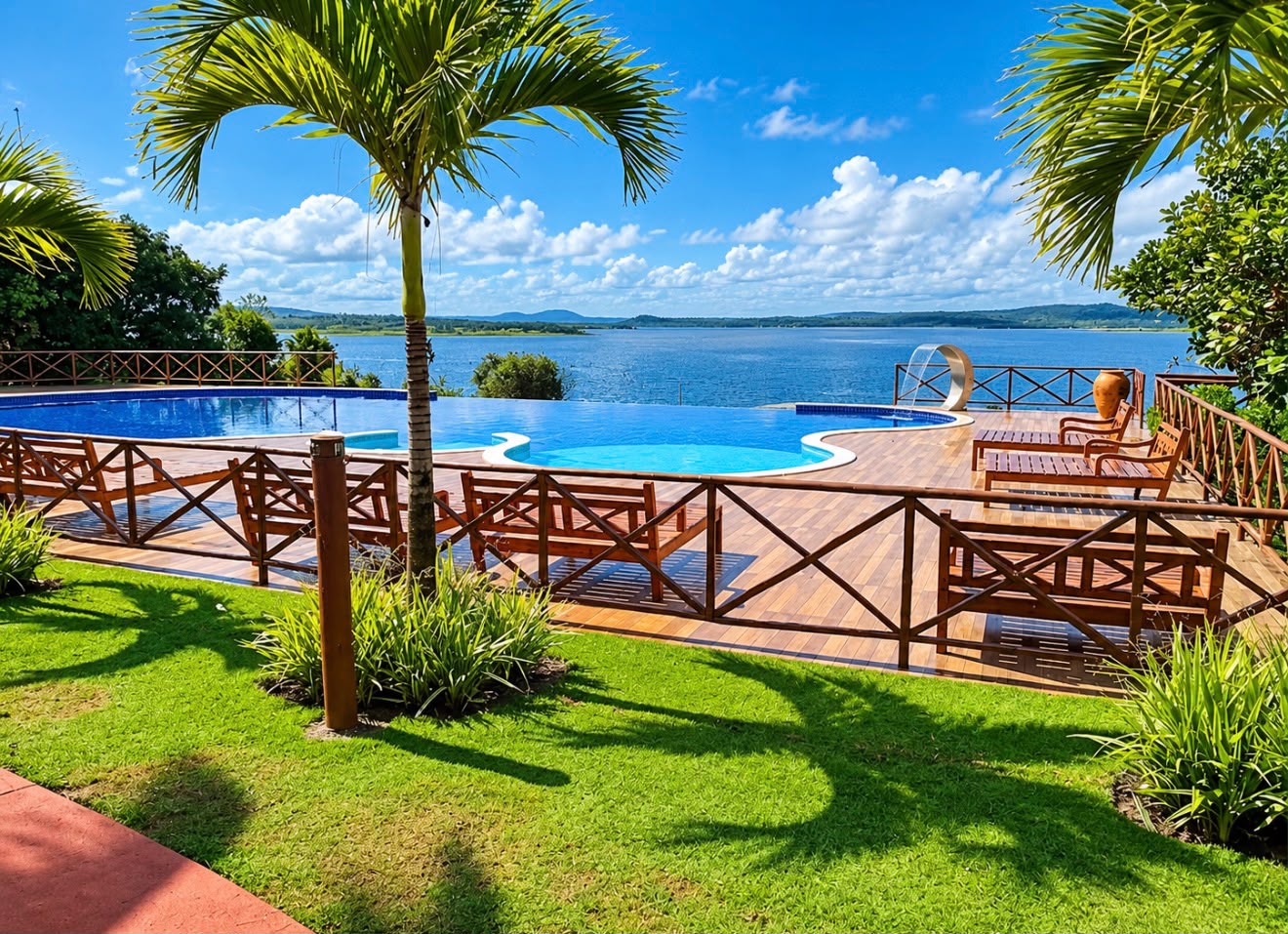 Piscina panorâmica com deck e vista para o lago