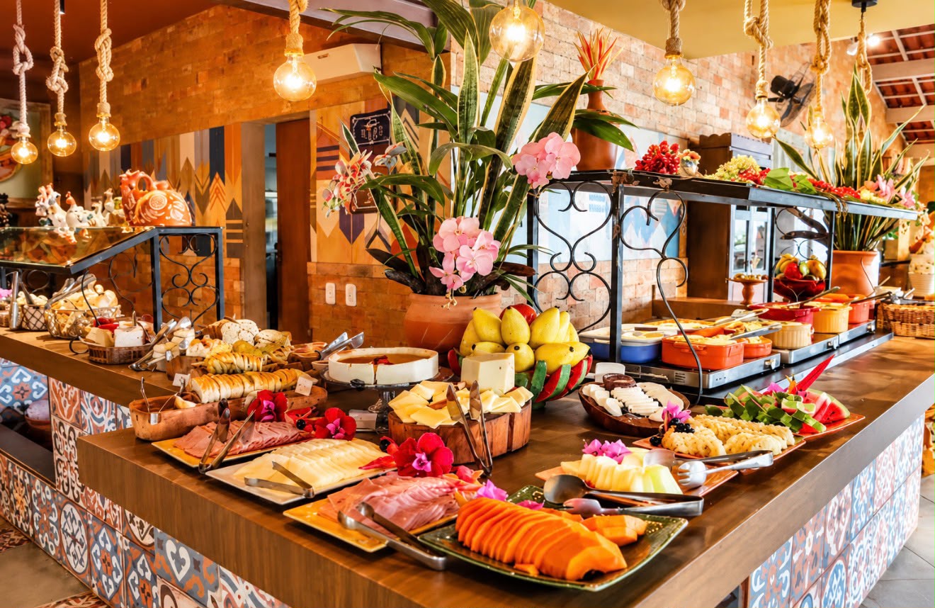 Buffet completo servido no restaurante do resort