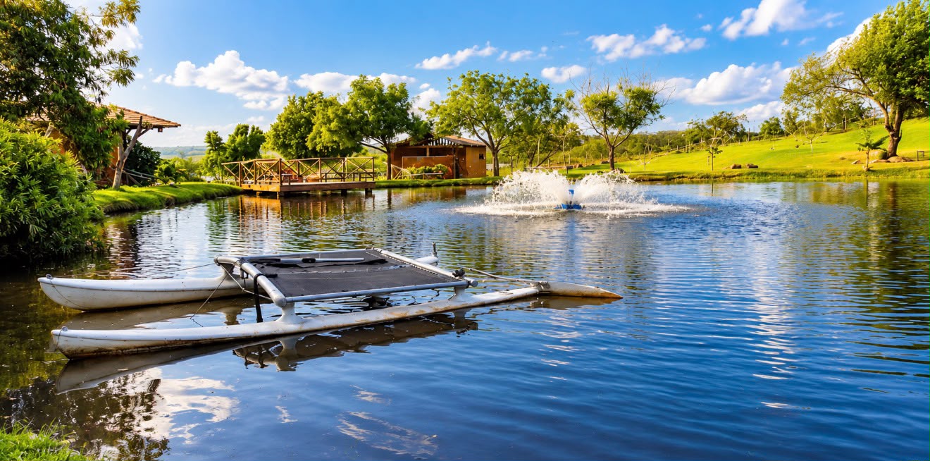 Lago interno com fonte e equipamento de lazer