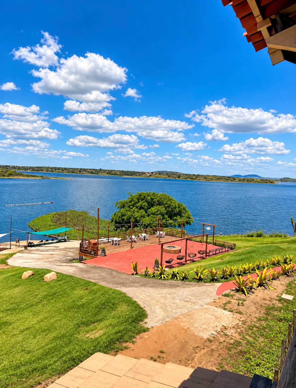 Área de lazer do resort diante do lago