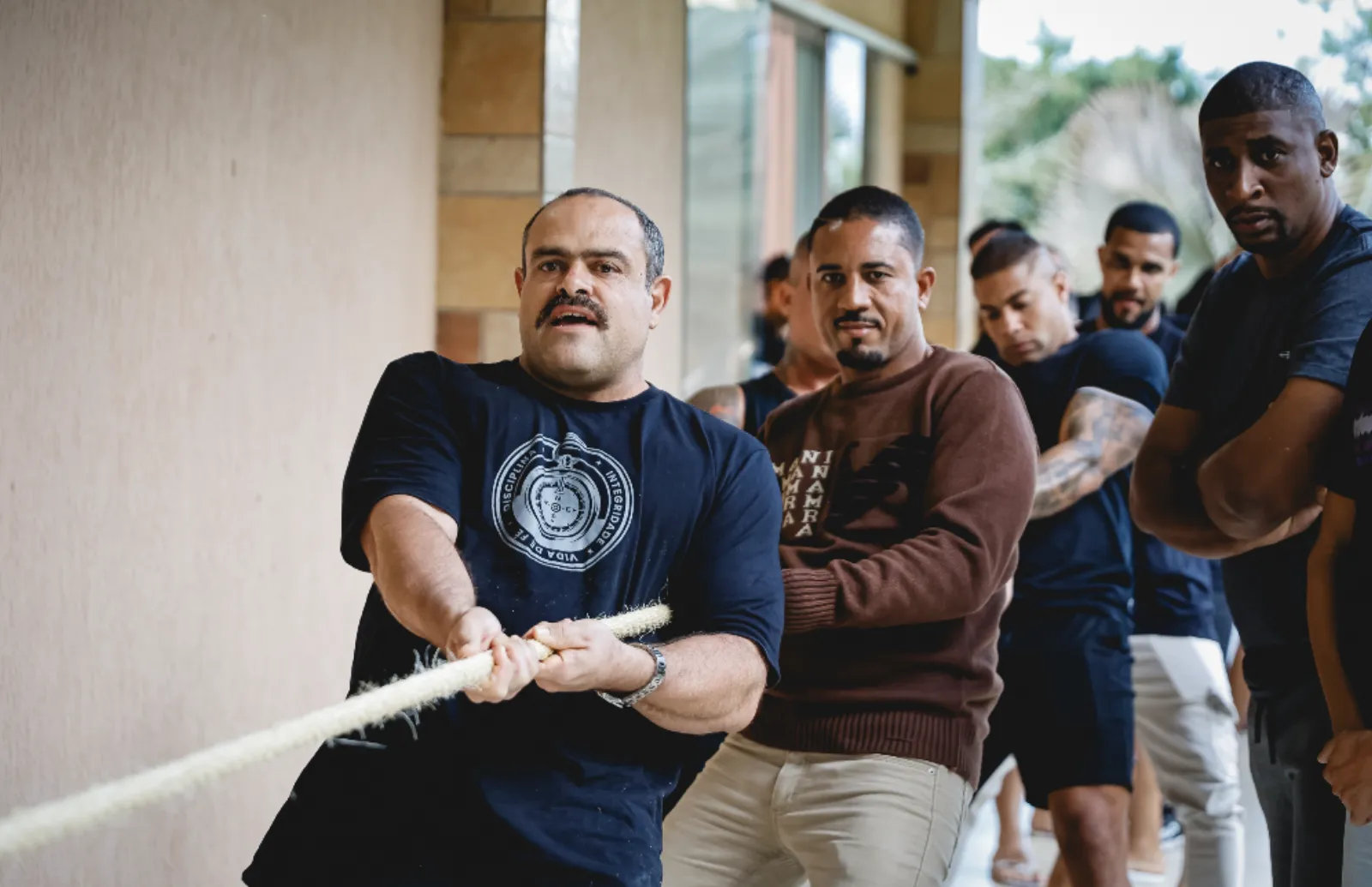 Homens participando de dinâmica de cabo de guerra em edição anterior do RC2