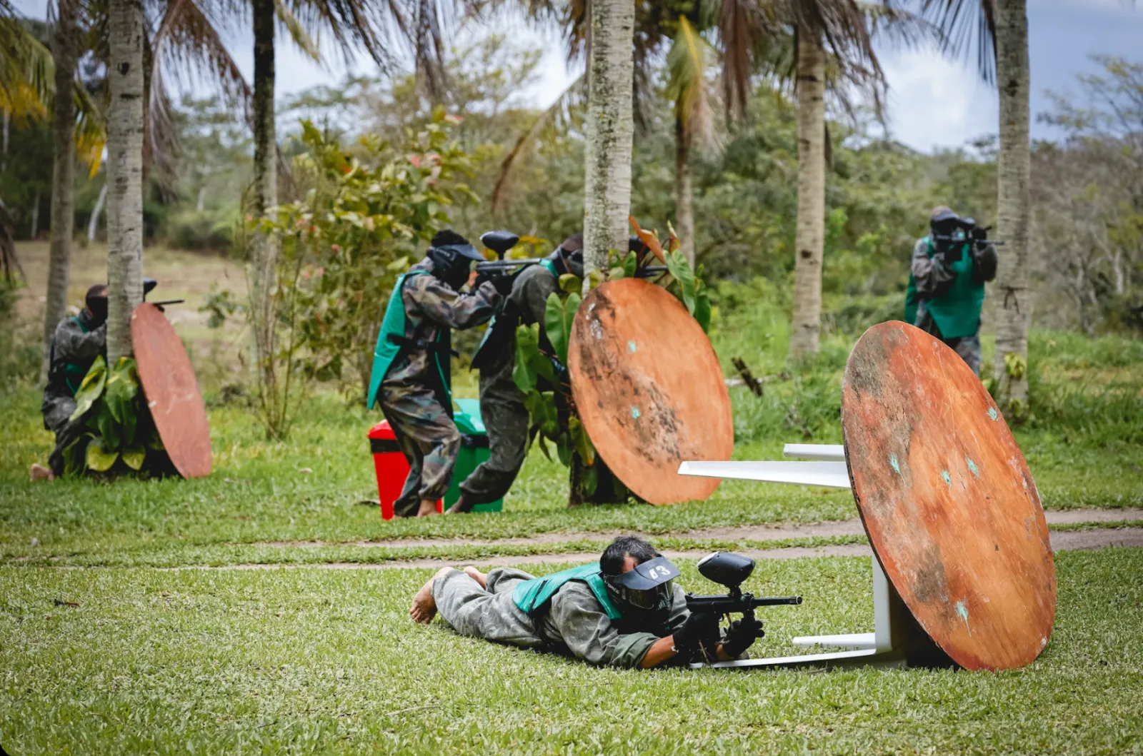 Participantes em atividade de paintball ao ar livre durante o RC2