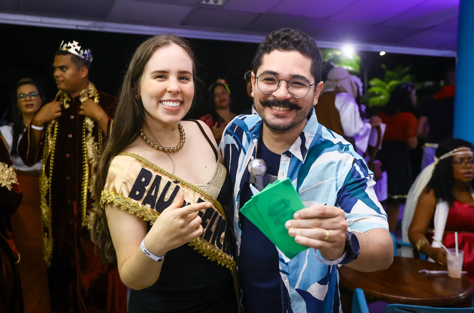 Casal fantasiado sorrindo em momento descontraído durante edição anterior do RC2