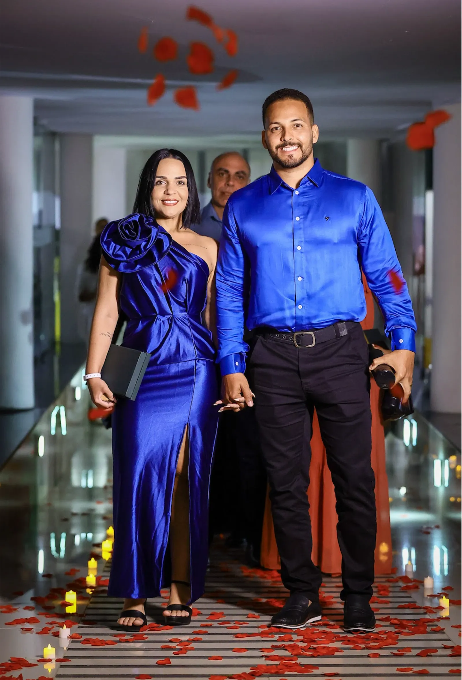 Casal elegante caminhando de mãos dadas em noite especial do RC2