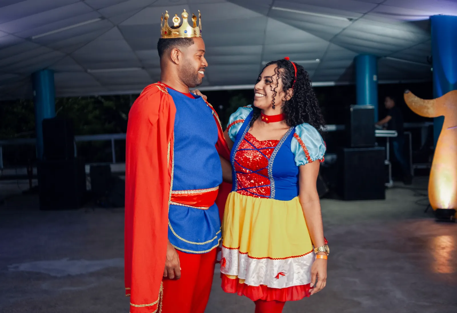 Casal fantasiado de príncipe e princesa na noite temática do RC2