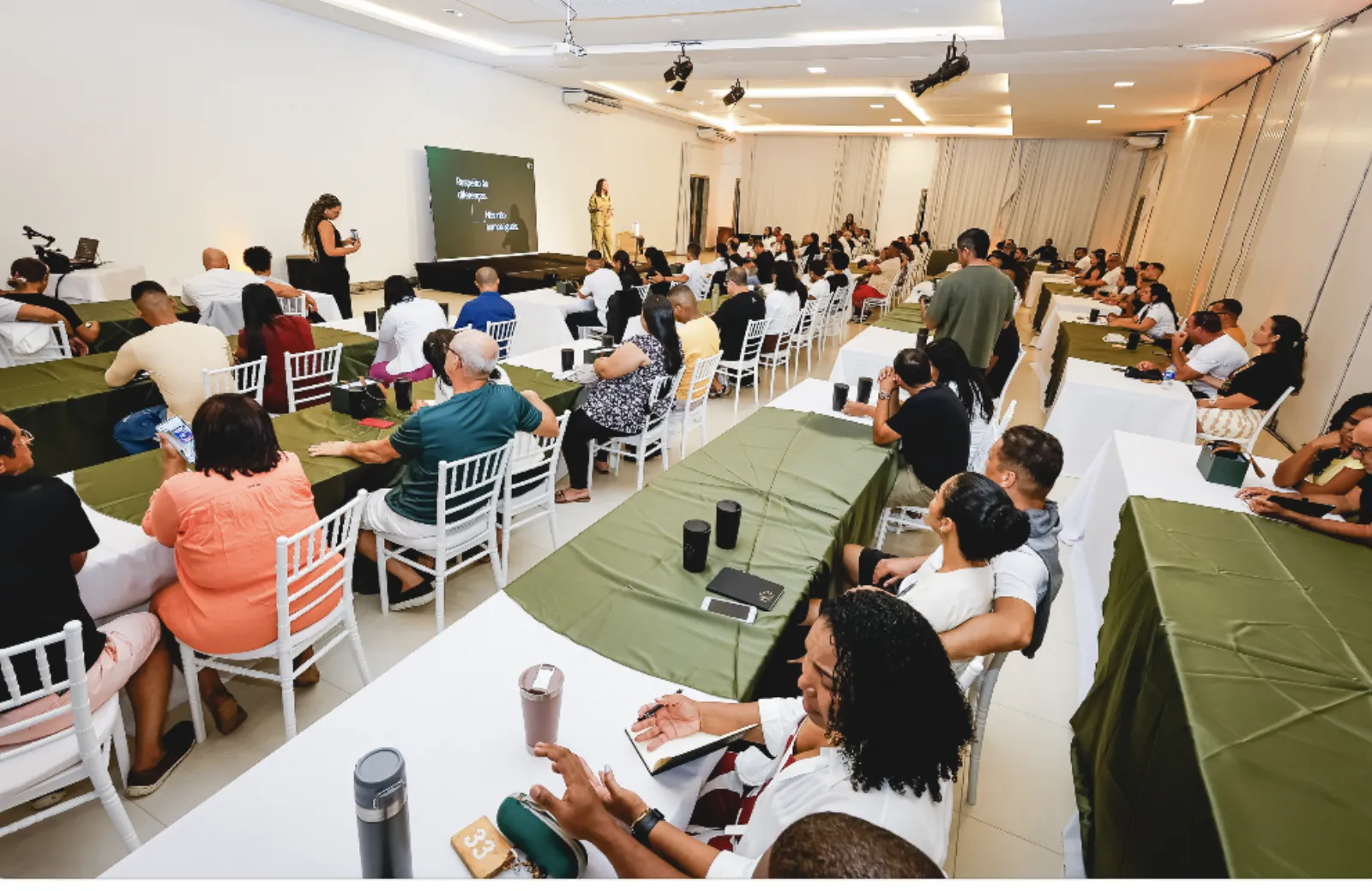 Casais reunidos em sala de palestra durante edição anterior do RC2