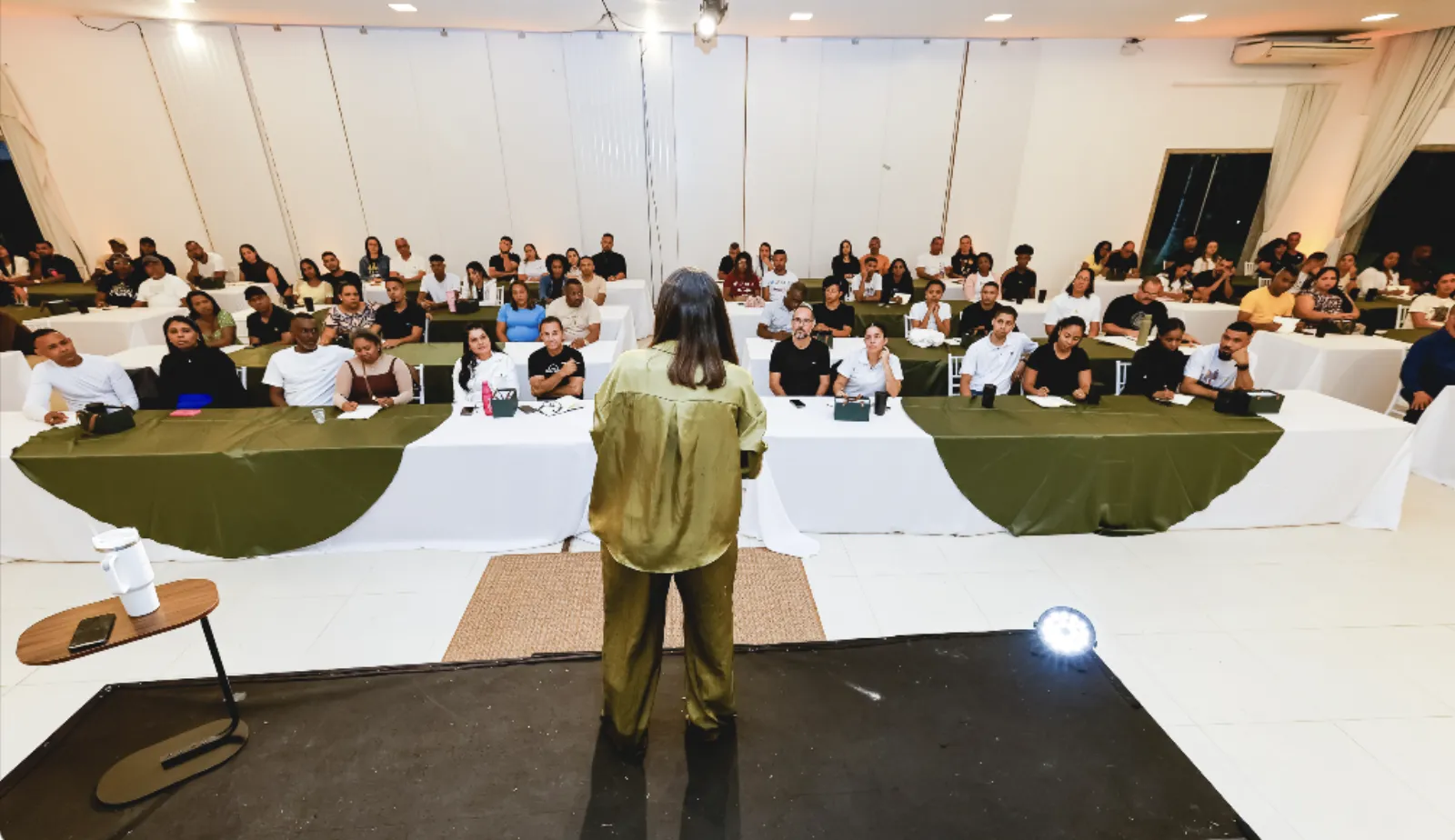 Mentora ministrando palestra para casais em edição anterior do RC2