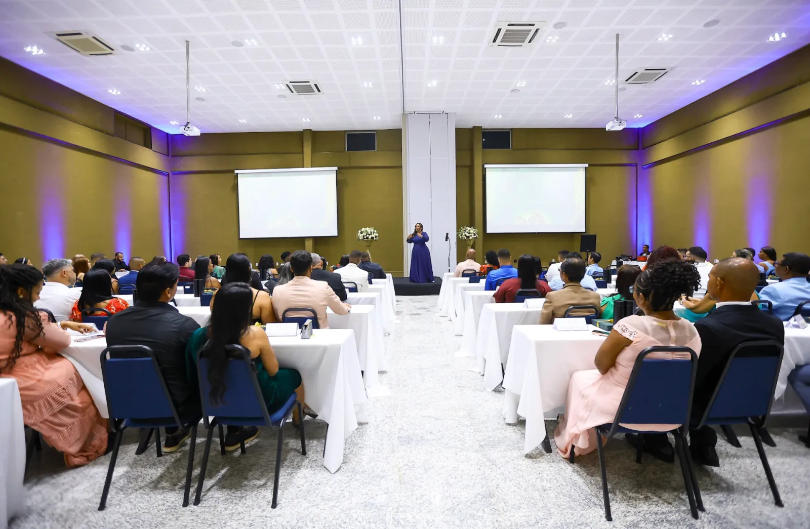 Auditório completo com casais participando do RC2