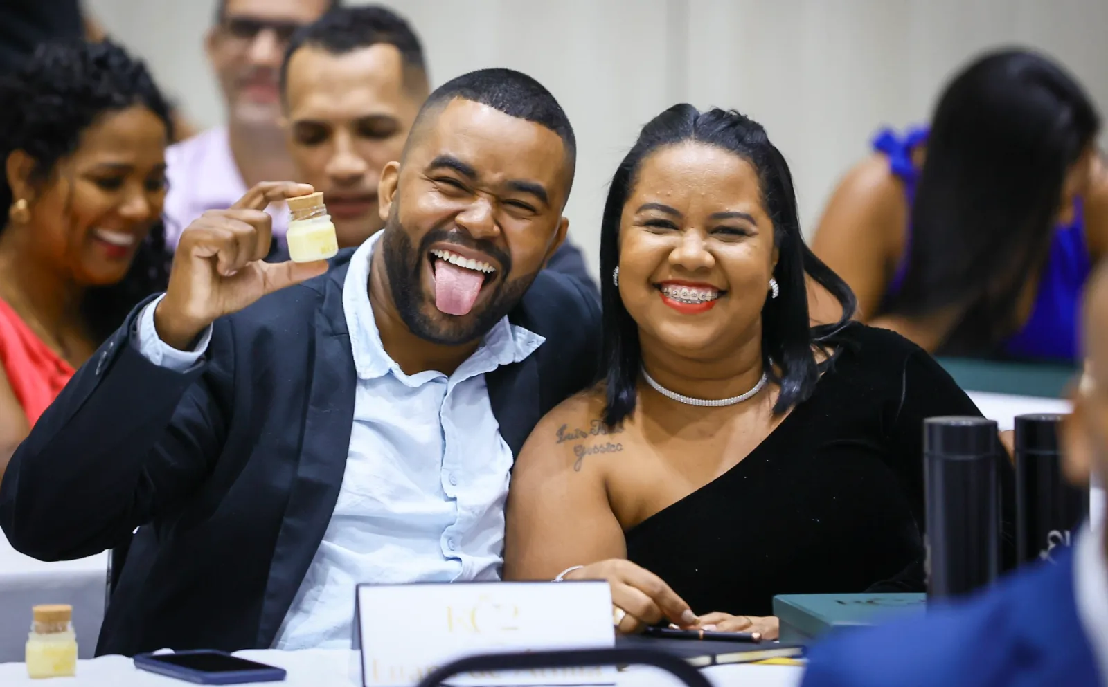 Casal sorrindo e se divertindo durante dinâmica do RC2