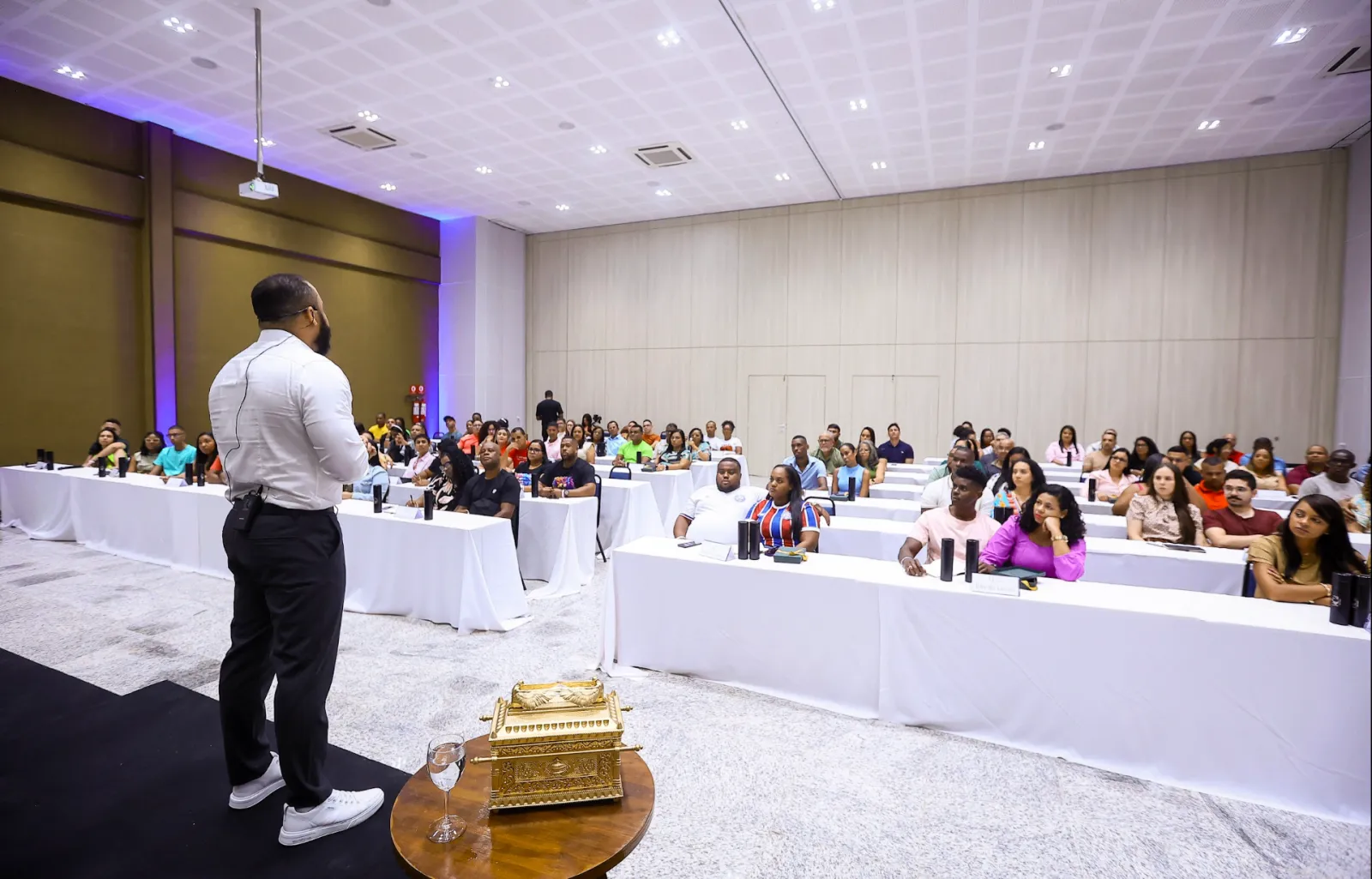 Palestrante ministrando ensino para casais no RC2