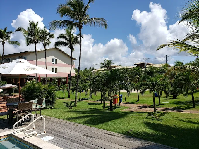 Área verde do resort com chalés