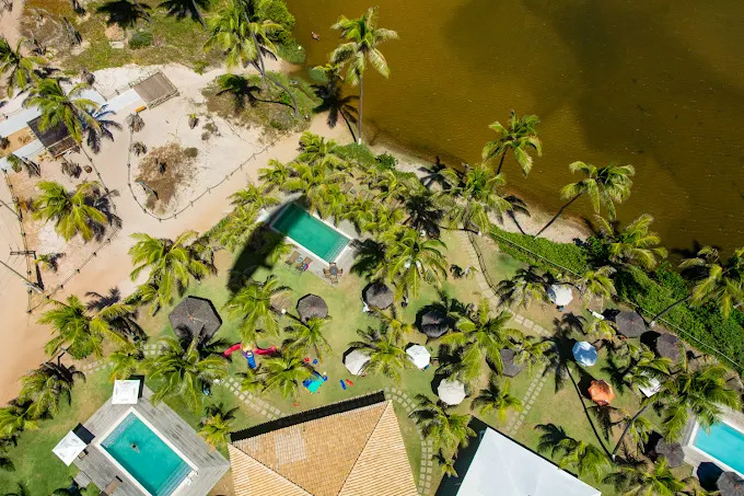 Vista aérea do resort à beira do rio
