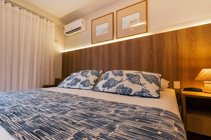 Suíte confortável com decoração temática