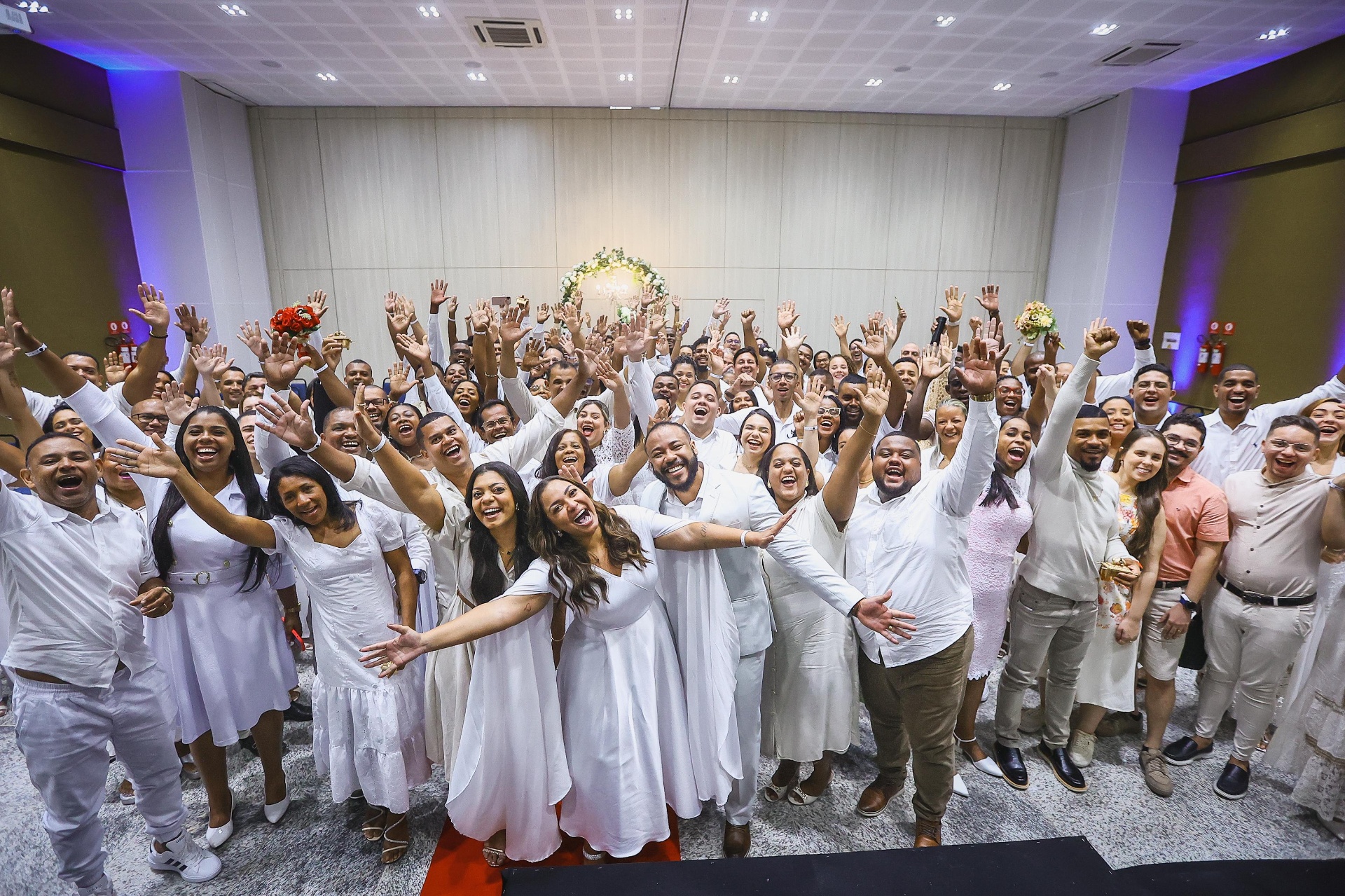 Casais do RC² celebrando juntos na cerimônia de renovação de votos